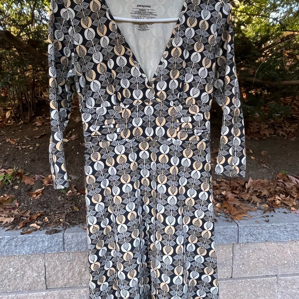 Patagonia print dress w black background. 96% org cotton 4% spandex for stretch.